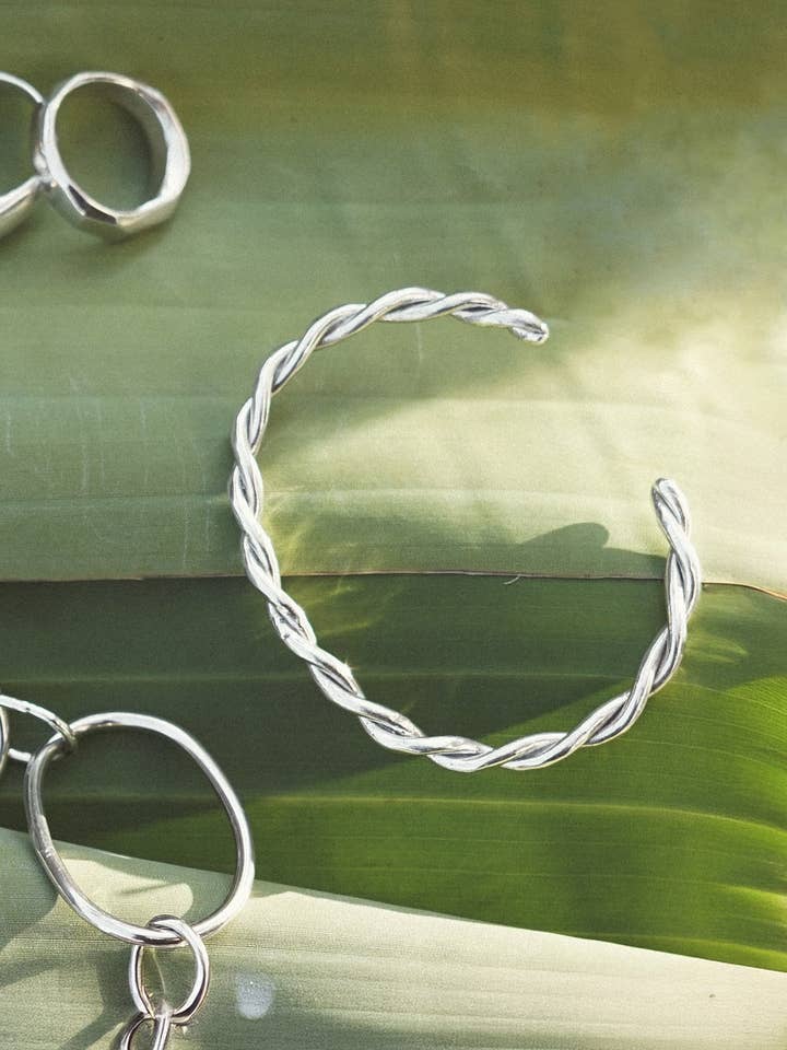 Confluence Cuff — Unisex-Armband aus verdrehtem Gold für den Großhandel von Dea Dia