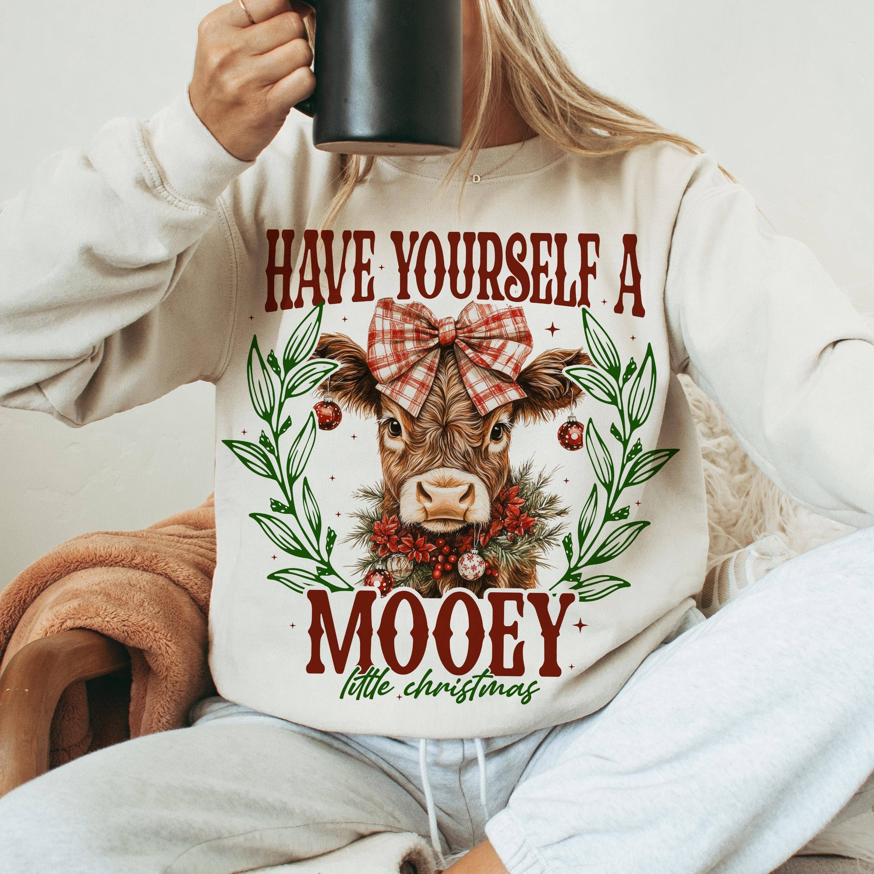 NVC Ecommerce LLC - Venta al por mayor Camiseta estampada - Mujer - Suéter navideño de Highland Cow con camisa Have Yourself A Mooey0