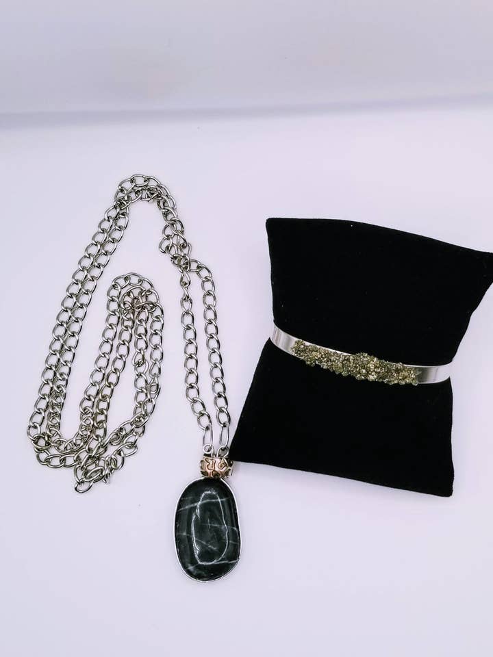 Set di collana con pietre preziose note come «oro del guaritore» e bracciale in pirite per la vendita all'ingrosso da parte di Handcrafted Jewelry By Teri C