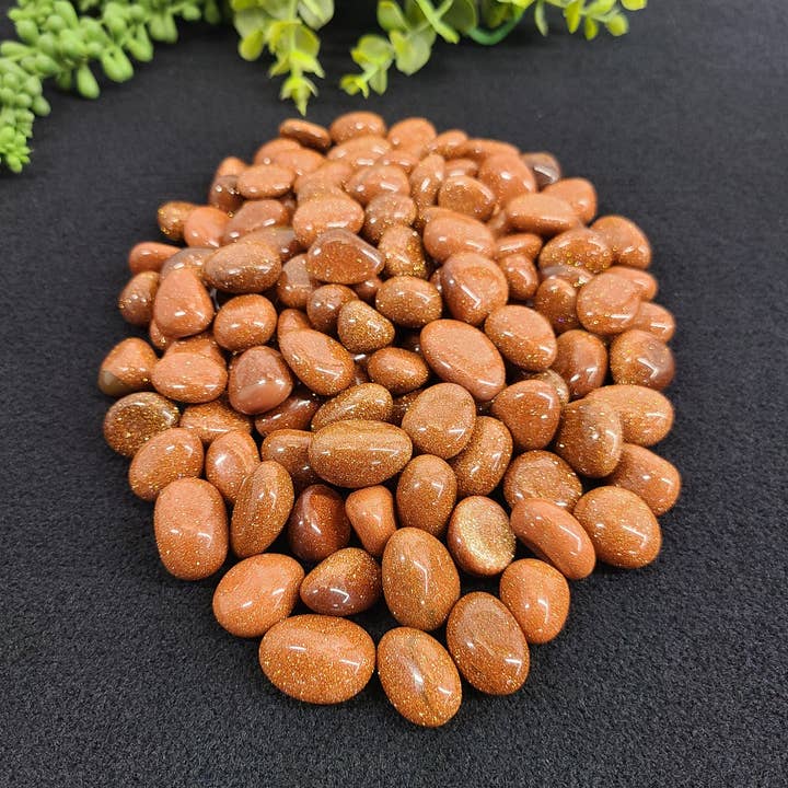 Pedras polidas de Goldstone semiprecioso 20-25 mm (1 kg / 2,2 lbs) por atacado de Meraki Gemstones