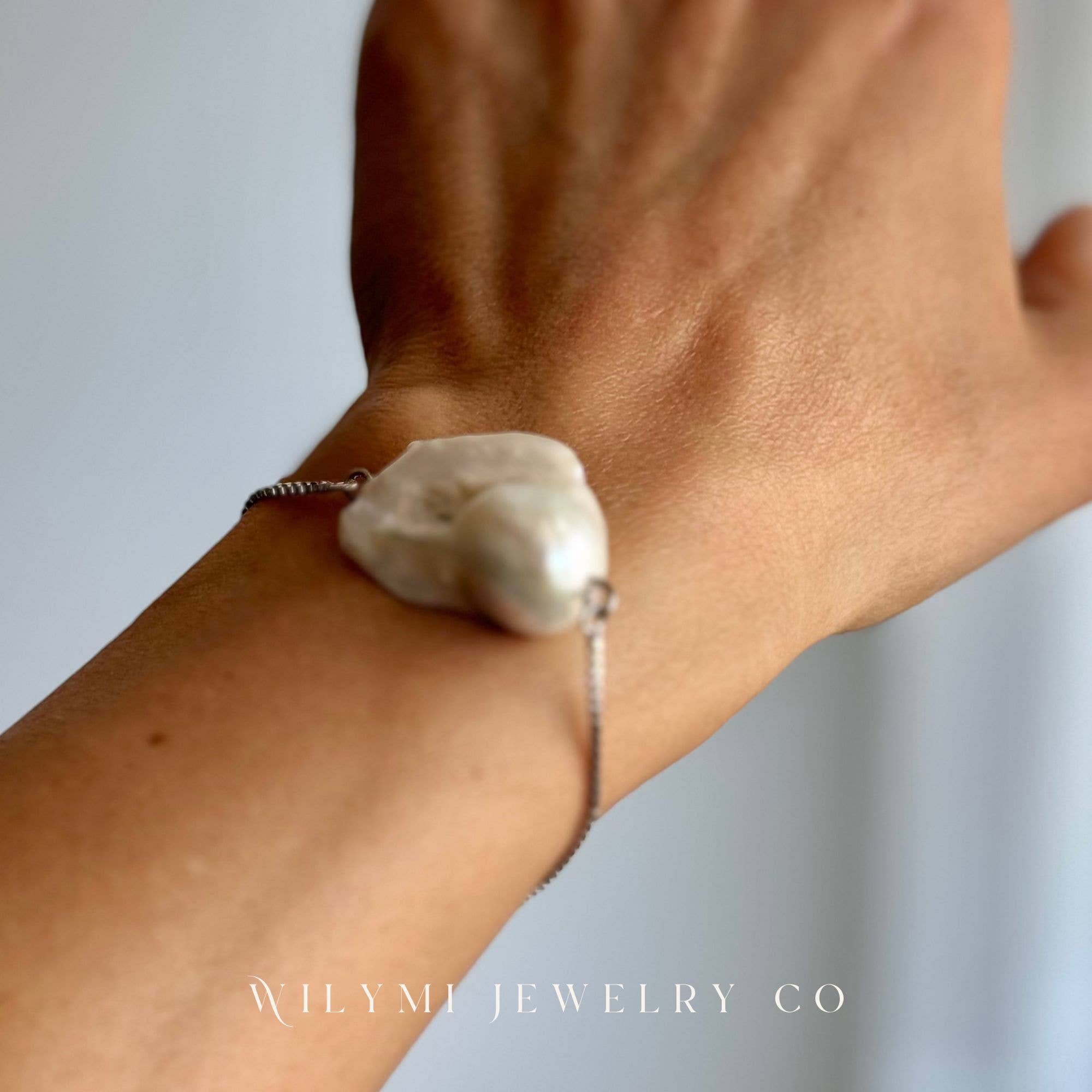 WILYMI Jewelry Co – Großhandel Perlenarmband – Armband mit weißer Barockperle | Versilbert3