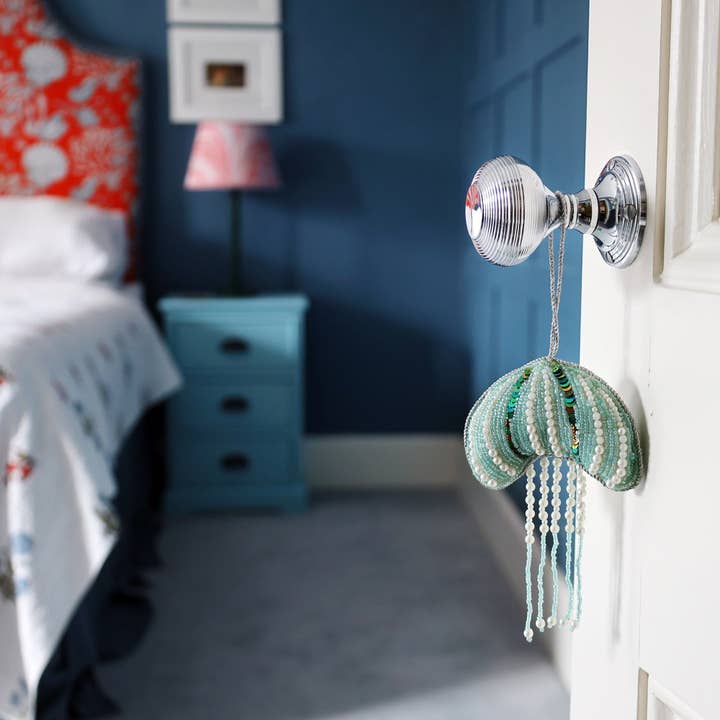 Cream Cornwall - Vendita all'ingrosso Decorazione - Decorazione da appendere a forma di medusa color acqua con perline3