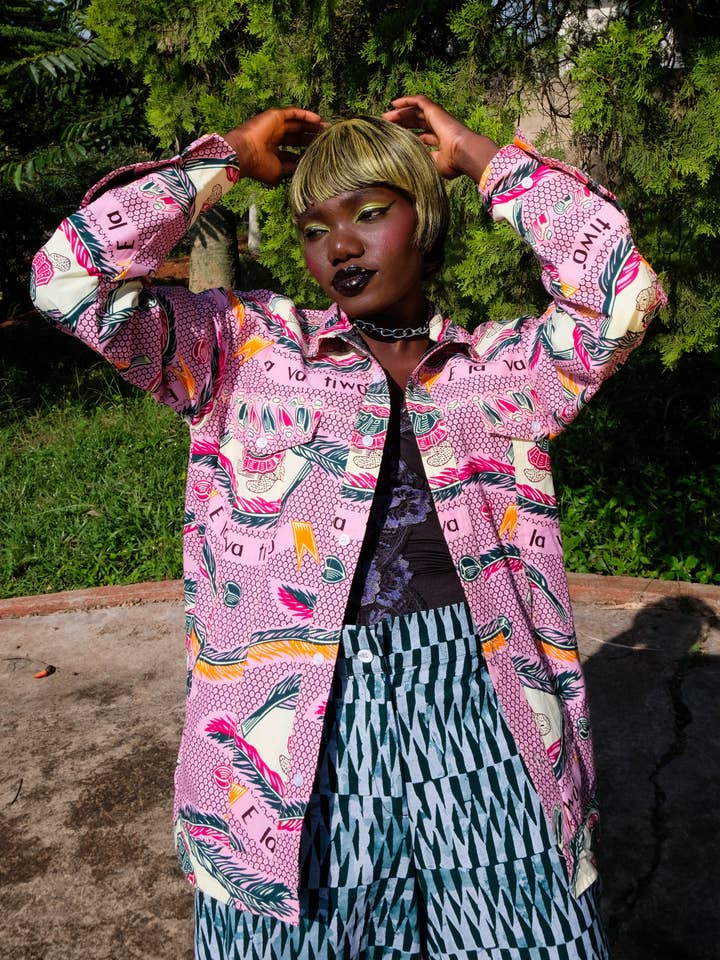 CHAQUETA COLORIDA UNISEX CON ESTAMPADO AFRICANO ABURI | TORTUGA ROSA para venta al por mayor de BATIK BOUTIK