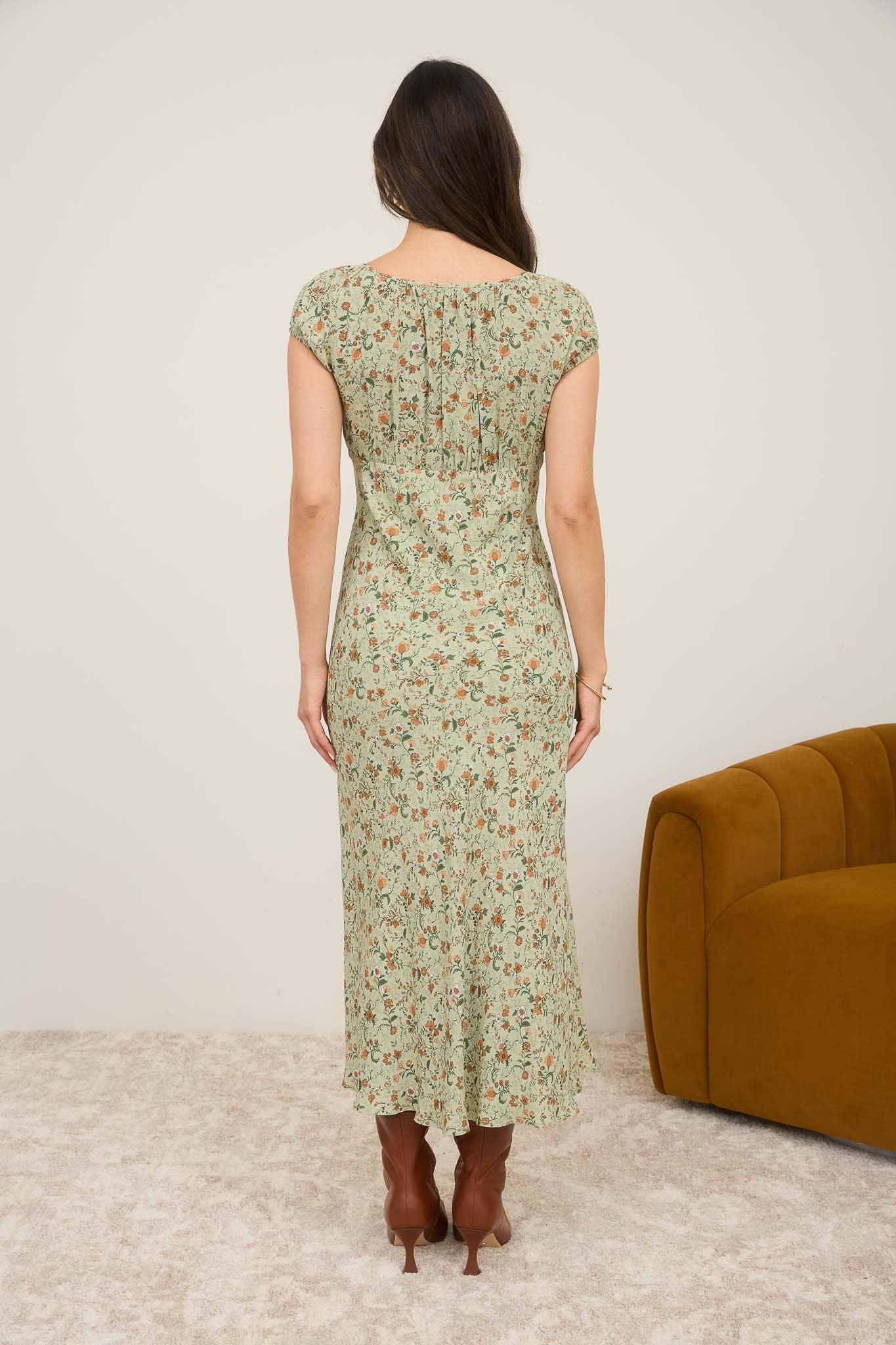 The Workshop Studio - Wholesale Dress - Women's - FLORAL SCOOP NECK RUCHED SHORT SLEEVE MIDI DRESS7