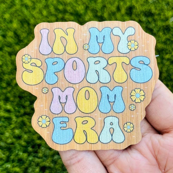 „IN MY SPORTS MOM ERA“ Bambus Træklistermærke - Mom Eras for engroshandel hos AFK Design Co