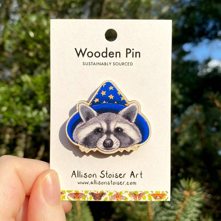 Troldmand Vaskebjørn Træpin (Bæredygtigt Kilde) for engroshandel hos Allison Stoiser Art