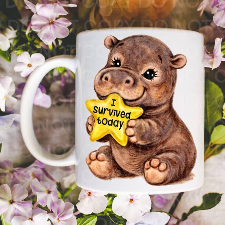 J'ai survécu aujourd'hui, tasse à café sarcastique Hippo pour la vente par Ace the Pitmatian Co