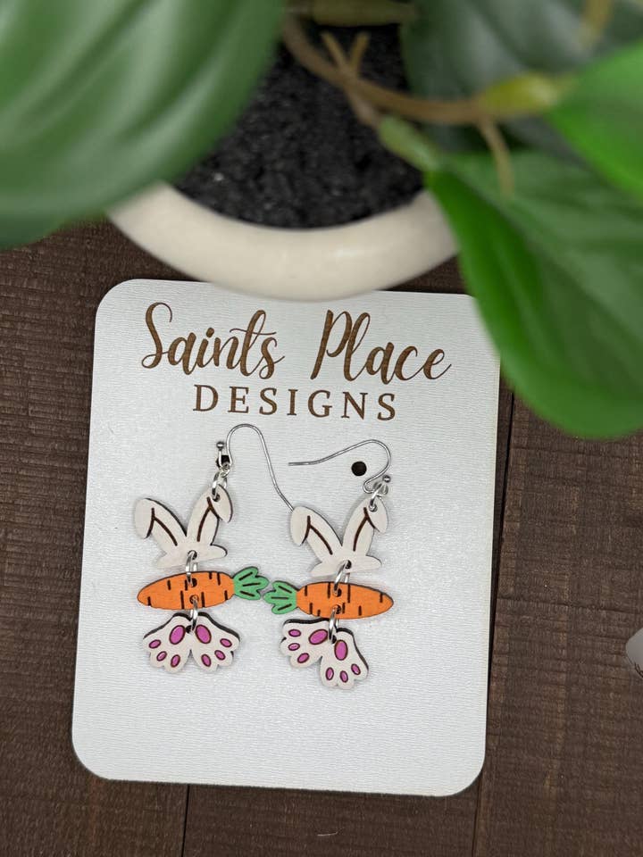 Pendientes Colgantes de Madera con Conejo para venta al por mayor de Saints Place Designs