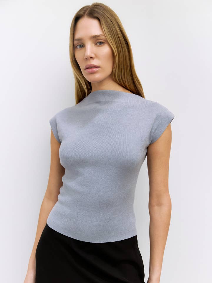 O Top Lori | Top de Malha sem Mangas com Gola Barco por atacado de MOD REF