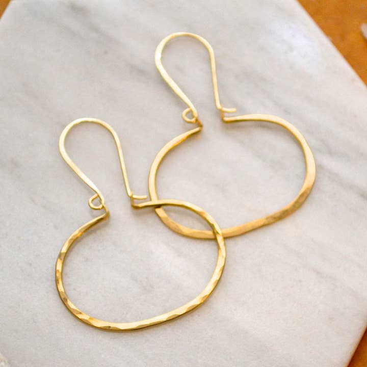 Kanot Petite Örhängen - öppna ovala hamrade örhängen för wholesale av Foamy Wader