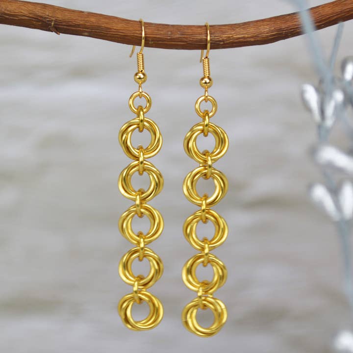 Boucle d'oreille 5 nœuds en métal noué - Couleur or pour la vente par Rebeca Mojica Jewelry