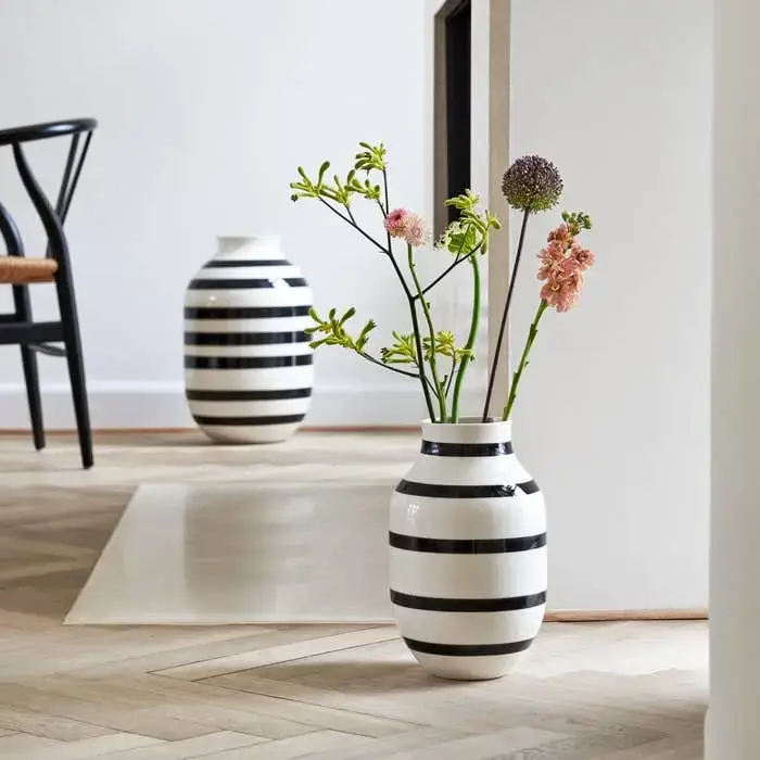 Danish Design Collective - Vente Vases - Kähler - Omaggio - Grand vase en céramique peint à la main - noir5