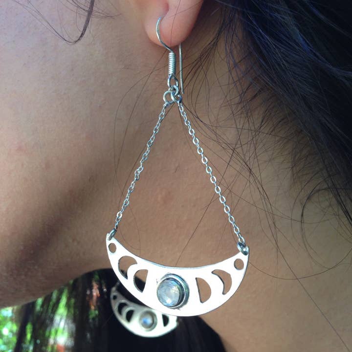 Silver Moon Phase-örhängen med regnbågsmånstenar för wholesale av JAYA MOKSHA