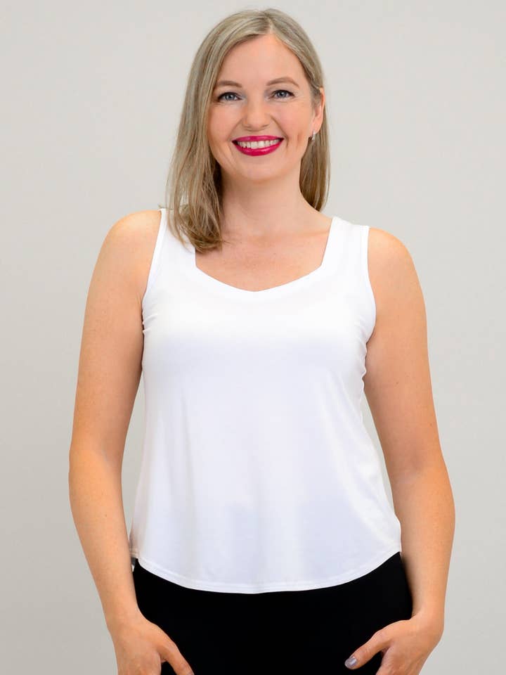 Débardeur chic, blanc, bambou pour la vente par Blue Sky Clothing Co LLC