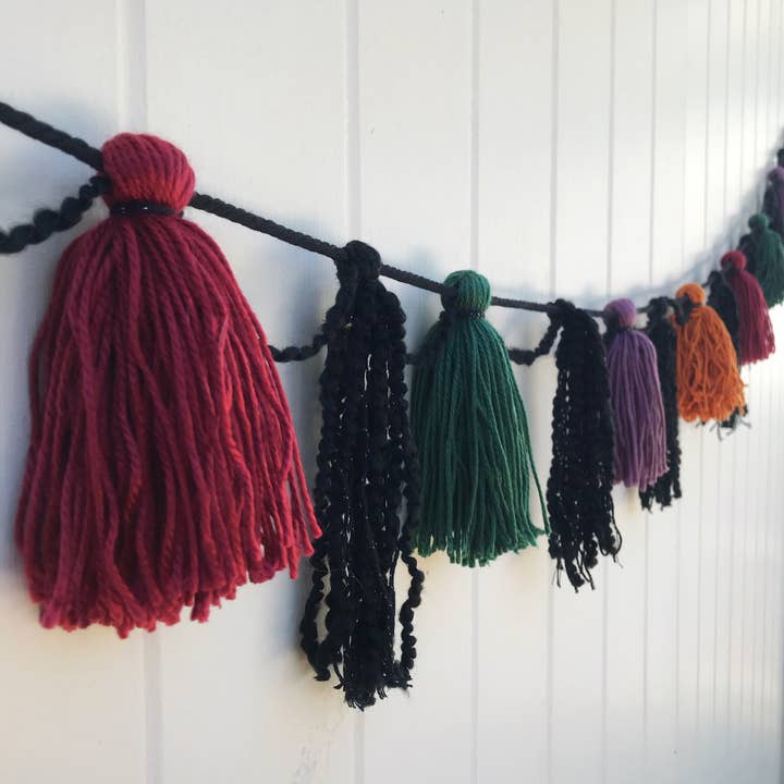 Warme Garen Kwastenslinger | Feest Kwastenslinger Hekserige Decoratie voor wholesale door Praxis Design Studio