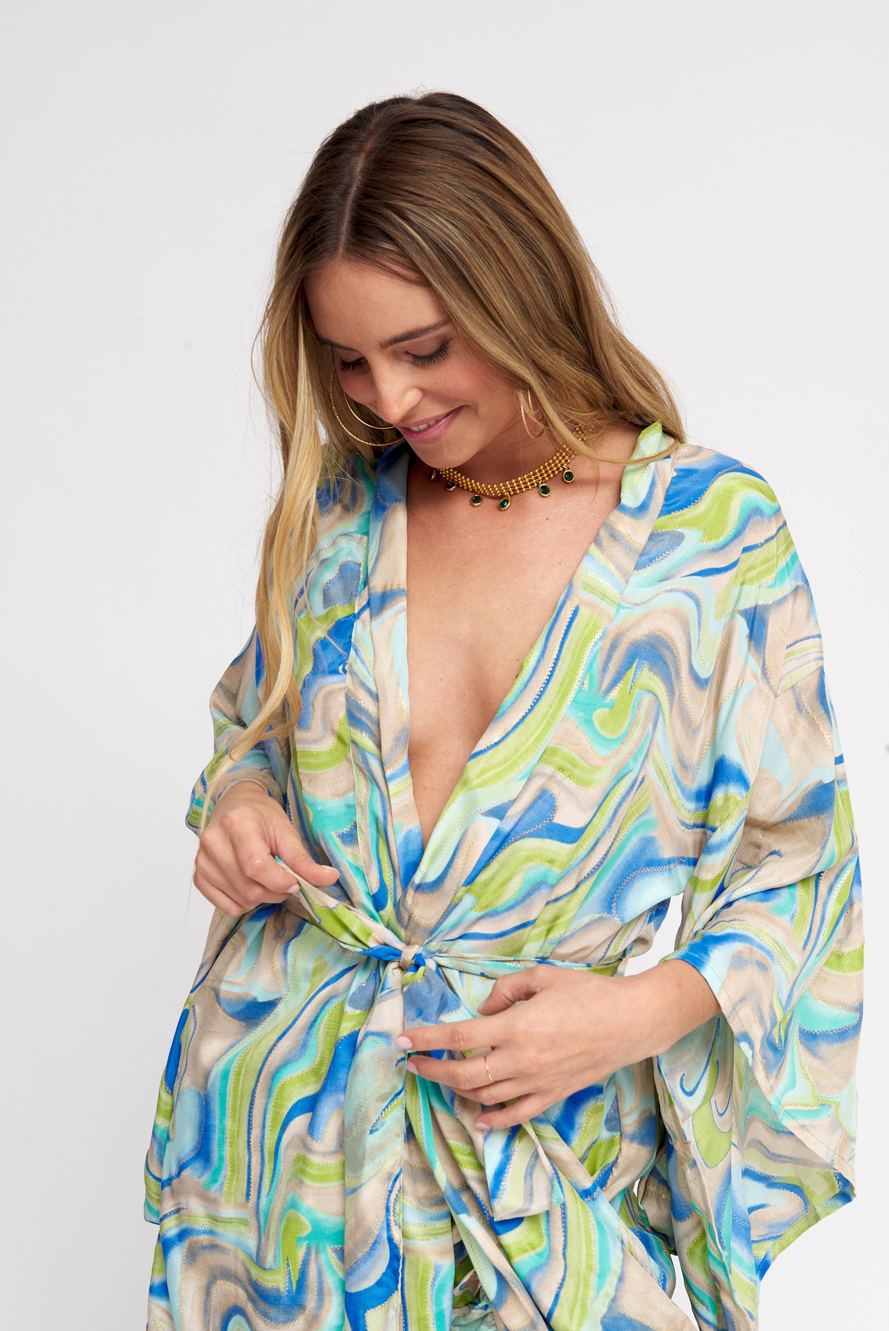 (BLEU - ROSE - VERT) Kimono court en soie froide à imprimé abstrait en vente sur Faire1