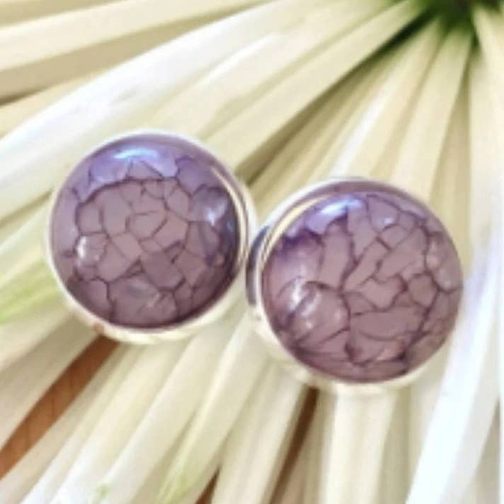 Orecchini crackle melanzane, orecchini da 12 mm, orecchini colorati per la vendita all'ingrosso da parte di Polka Dot Drawer