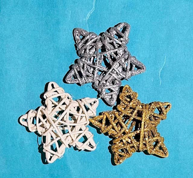 A SEAGLASS CREATION/SALTY SIGNS DESIGNS – Decoração de Natal por atacado – Árvore de Natal de Vidro do Mar de 15 cm com Estrela de Vime e luzes7