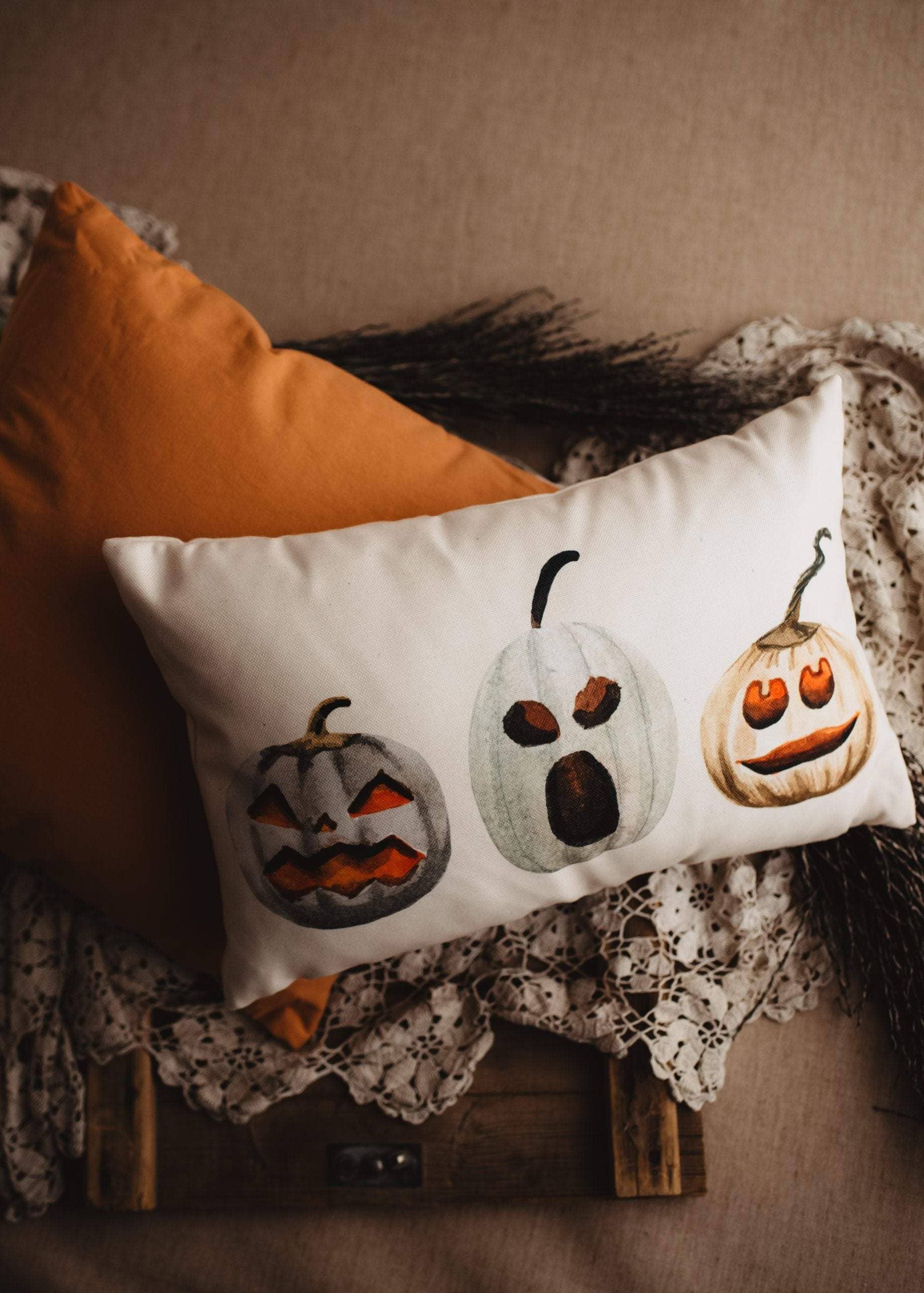 UniikPillows - Vente Housse de coussin - Housse d'oreiller lombaire Primitive Jack o Lantern | Décoration d'Halloween 18x12 | Décor d'automne | Décoration de chambre | Oreillers décoratifs | Cadeau pour elle1