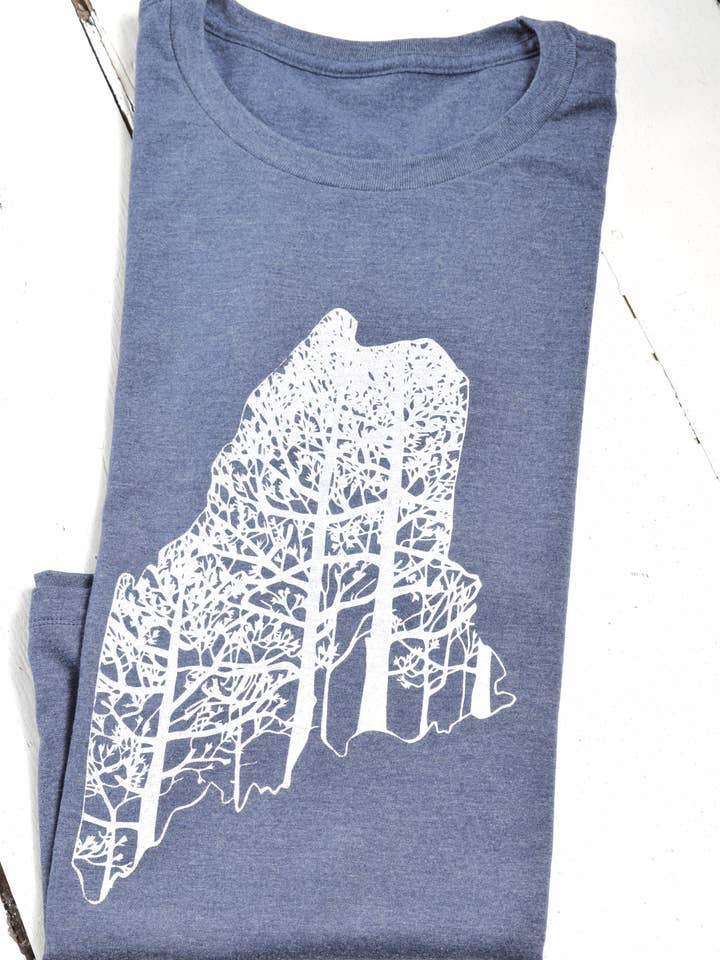 Hearth and Harrow – Großhandel T-Shirt mit Siebdruck – Damen – Damen Bio-Maine T-Shirt in Weiß auf Dunkelblau/Grau3