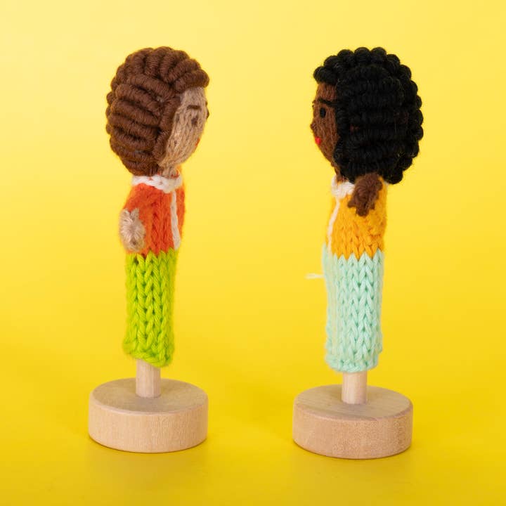 African American Boy - Økologisk bomuldsfingerdukke - Naturligt legetøj for engroshandel hos Lucuma Designs