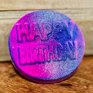 Happy Birthday Badebombe (Duft nach Rosenmarmelade) für den Großhandel von Marshmallow Blends