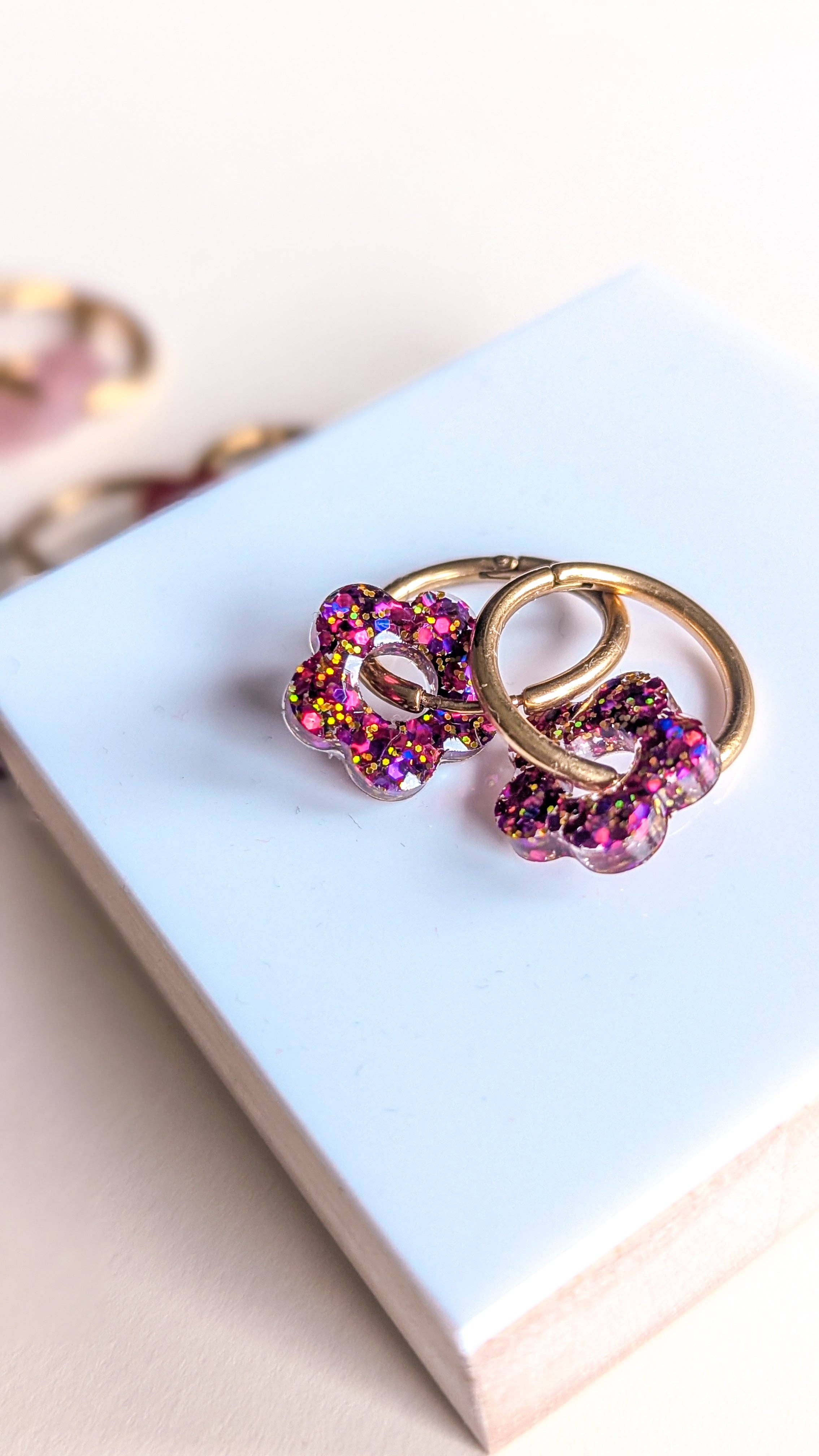 L'atelier Nounille - Wholesale Dangle Earrings - Flower earrings: purple, fuchsia, gold