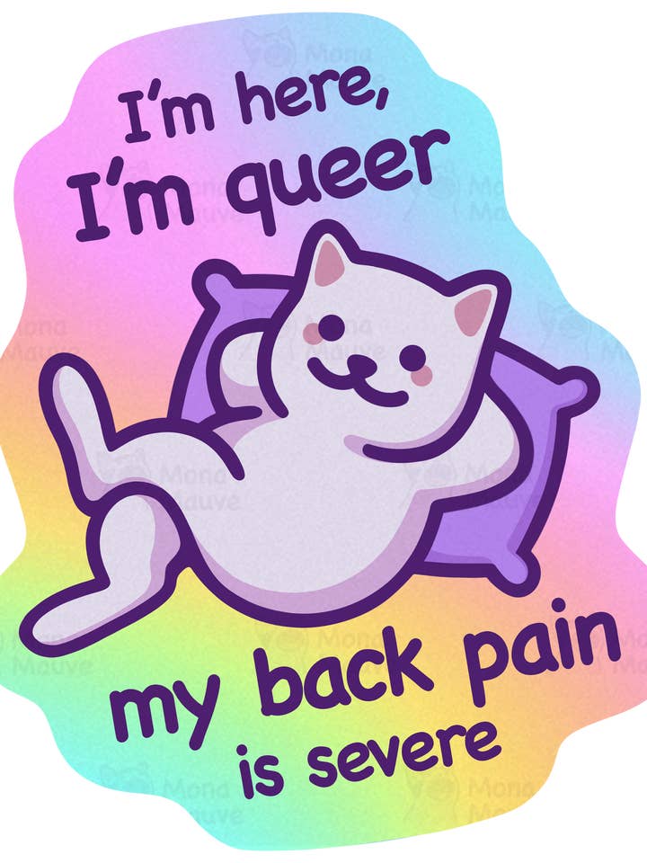 Adesivo in vinile comico con meme gatto e scritta «I'm Here, I'm Queer» per la vendita all'ingrosso da parte di Mona Mauve • Silly Art!
