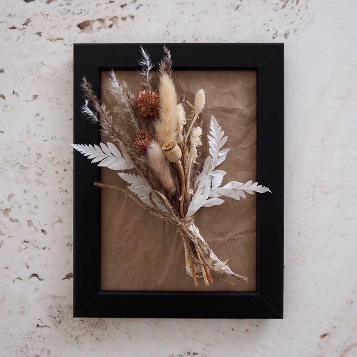 Floweme – Engroshandel Tørrede/pressede blomster – Ramme med tørrede blomster i sort ramme | Blomsterkunst med tørrede blomster1