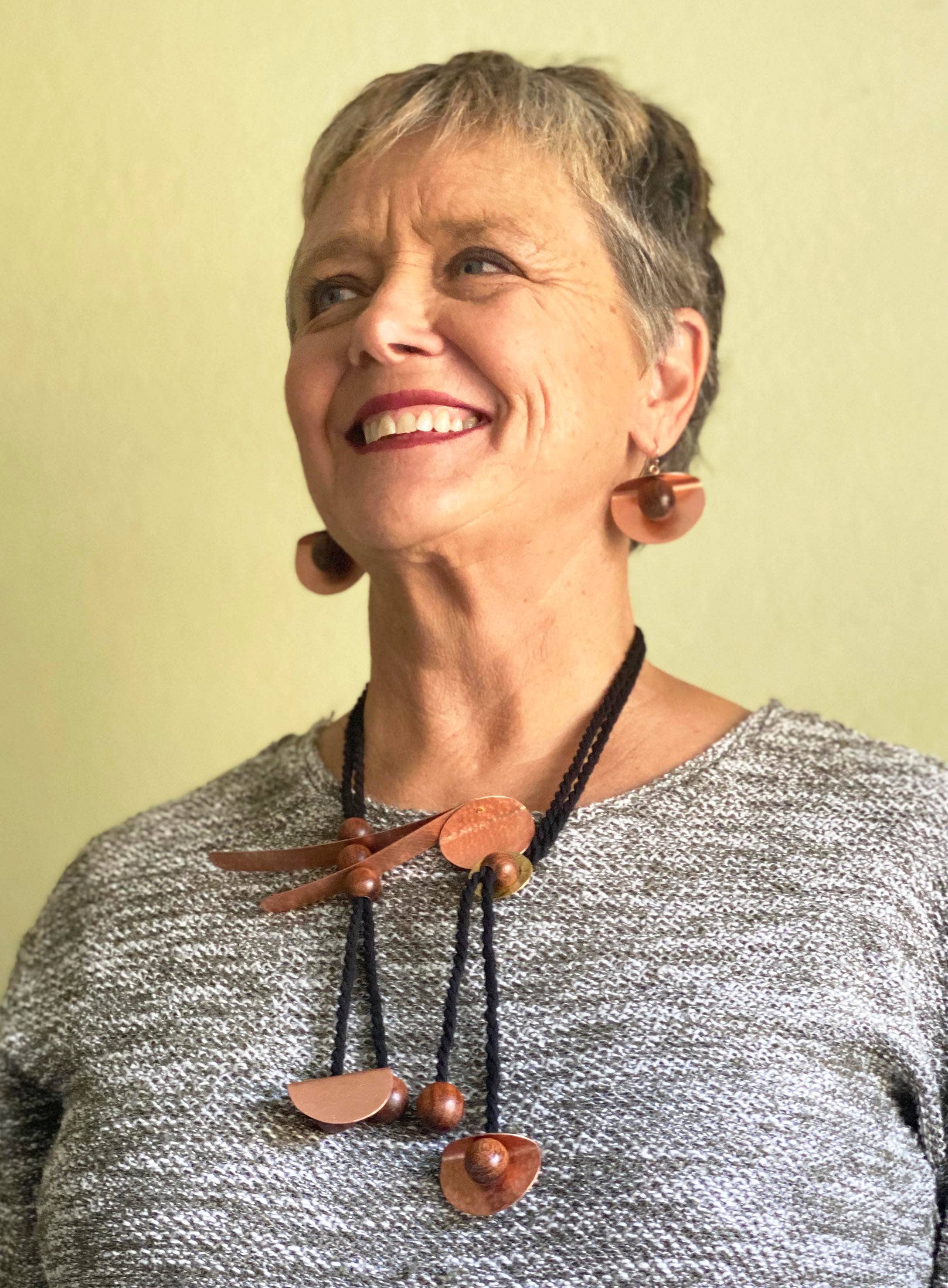 Chick Boss LLC – wholesale Hängande örhängen – EDITA Vikta metall- och hållbart skördade träörhängen2