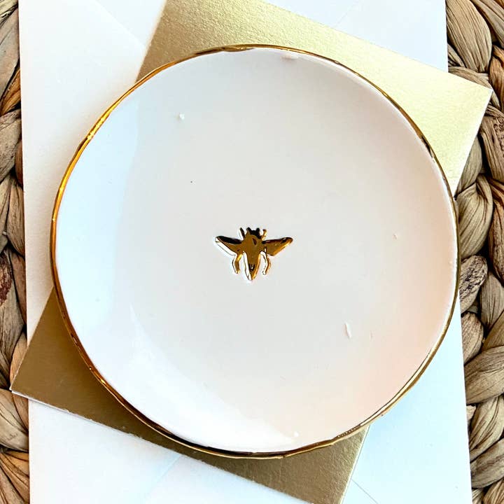 Plat à Bibelots en Céramique Estampillé d'une Icône d'Abeille Dorée pour la vente par White Rain Ceramics