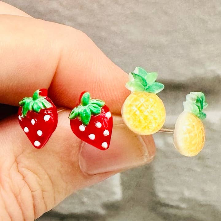 Jewells ā wholesale Stud/post earrings ā Strawberry or Pineapple resin stud earrings5