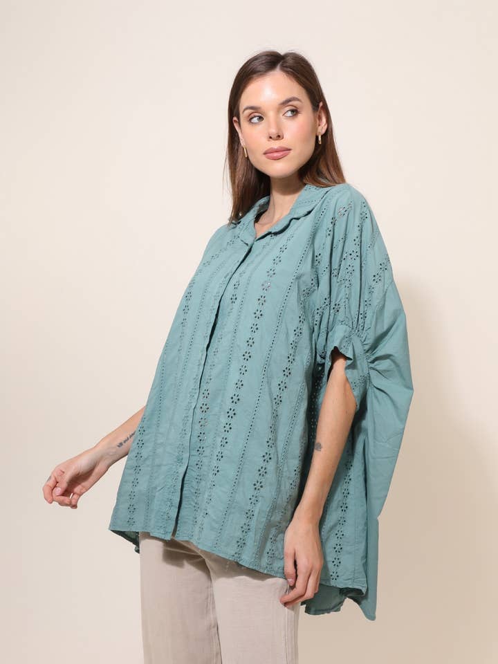 Oversized eyelet embroidery shirt in 100% cotton REF. 5689 for wholesale by LÉA & LUC