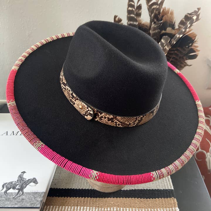 Chapeau à bord plat orné de perles à la main pour la vente par Two Arrows NW