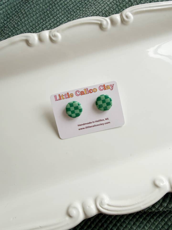 Pendientes de botón circulares verdes a cuadros | Pendientes de arcilla polimérica para venta al por mayor de Little Calico Clay