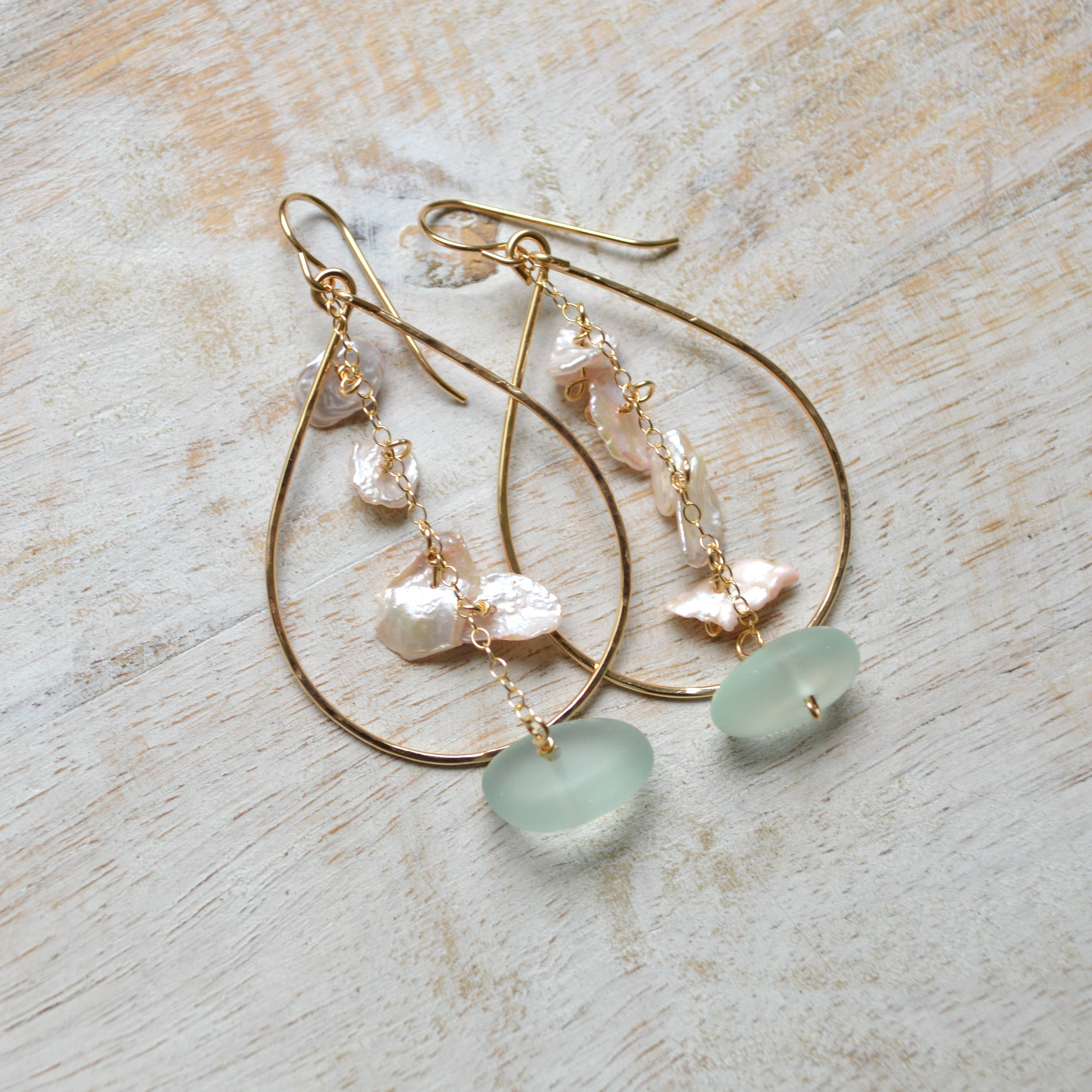 Salty But Sweet - Wholesale Hangende/ronde oorbellen - Keshi traan van parelmoer en matglas