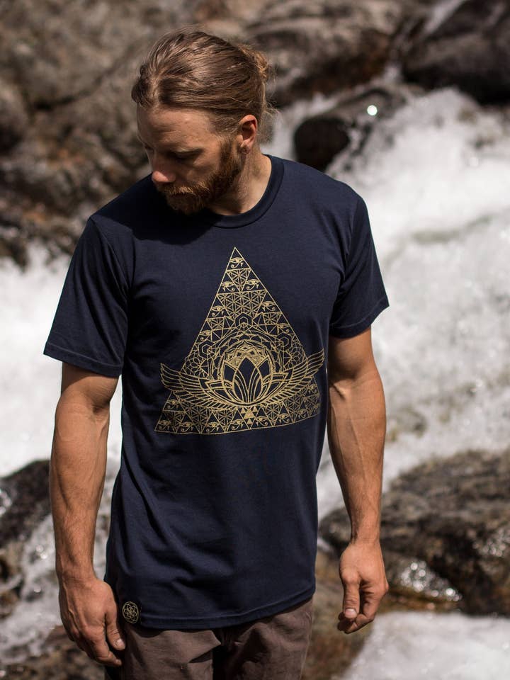 T-shirt à géométrie sacrée égyptienne Horus Pyramid Hemp pour la vente par Sacred State Design