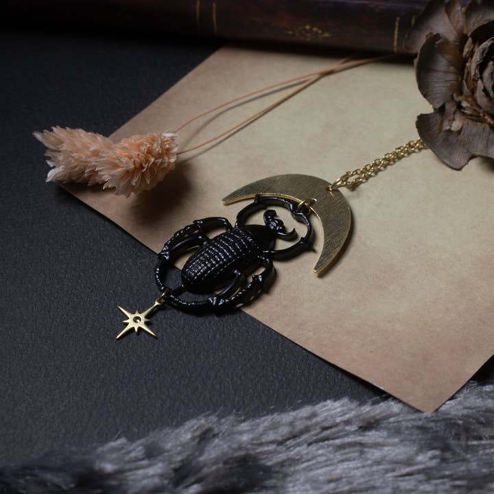 noemie zomby - Venta al por mayor Collares con colgantes/abalorios - Collar con colgante de escarabajo dorado y negro de estilo gótico