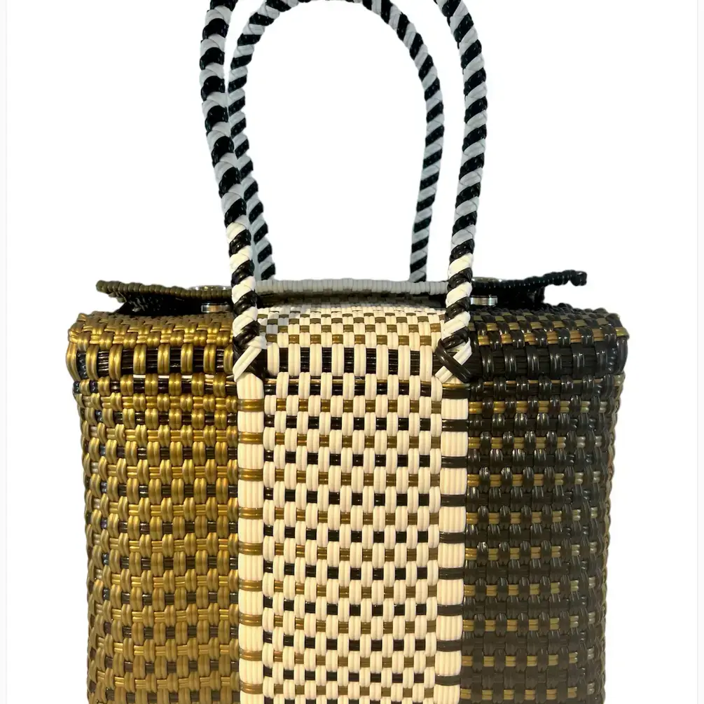 The Faria - Vente Sac de plage - Sacs de plage en plastique recyclé tissés à la main noirs, blancs et dorés  8