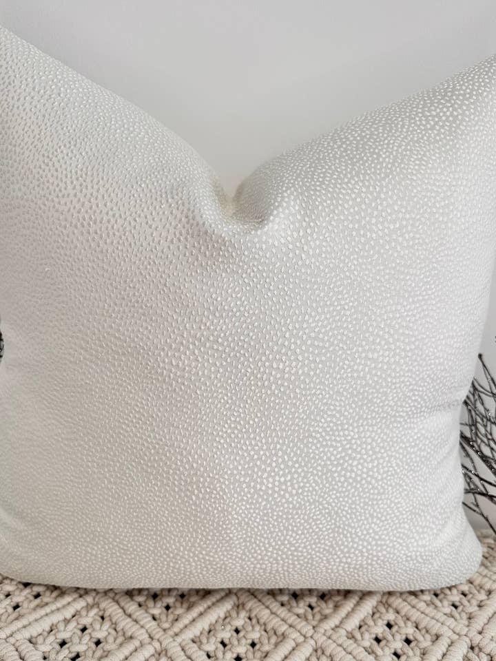 Couture-kudden - Elfenbensfärgad Borboletta Stil nr. 182 för wholesale av The Couture Cushion