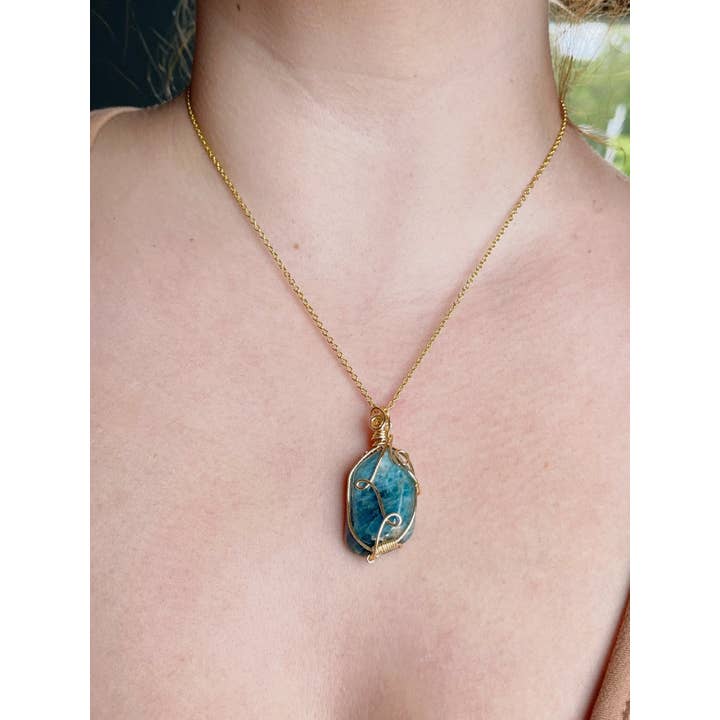 Tumbledshop - Vente Colliers à pendentif - Collier en pierre d'apatite bleue avec pendentif en cristal, Worry Stone1