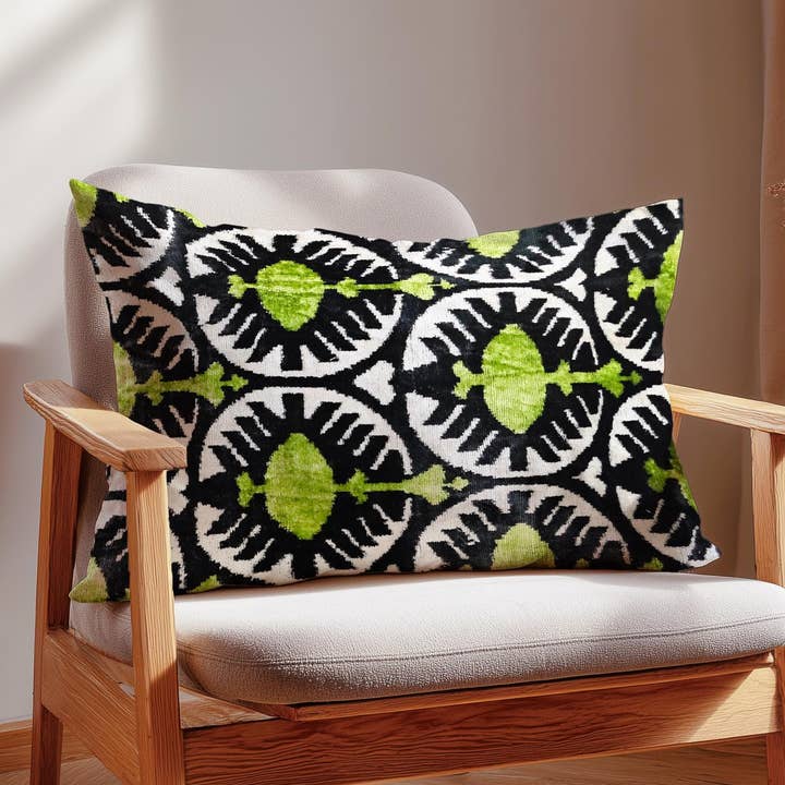 Gorgan Grenade de Velours Ikat Lombaire - Tissé à la main pour la vente par Samarra Home