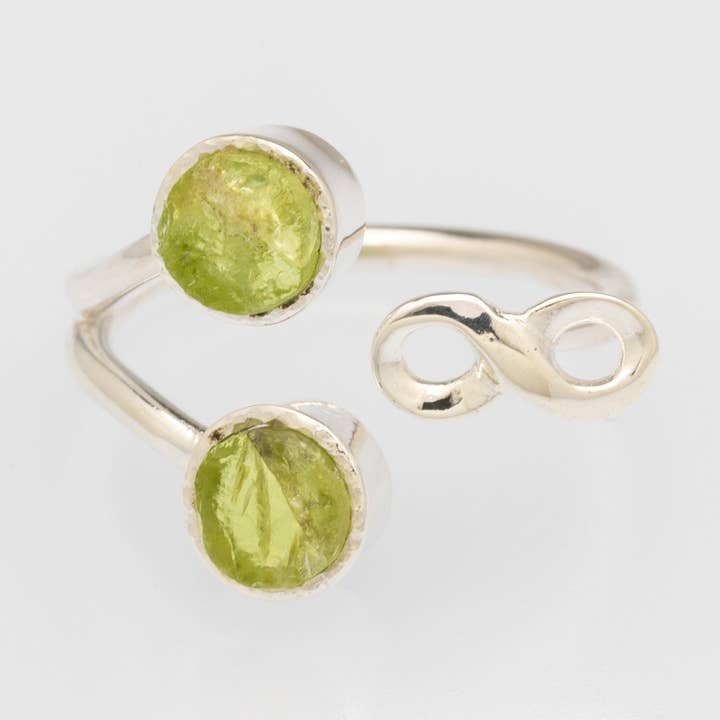 Bague péridot en cristal brut, bague ajustable, symbole de l'infini, pour la vente par Koko
