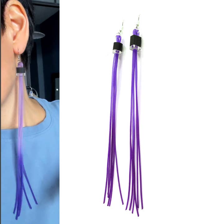 Orecchini in gomma tinta con nappina lunga STROMBOLI per la vendita all'ingrosso da parte di ALEX+SVET