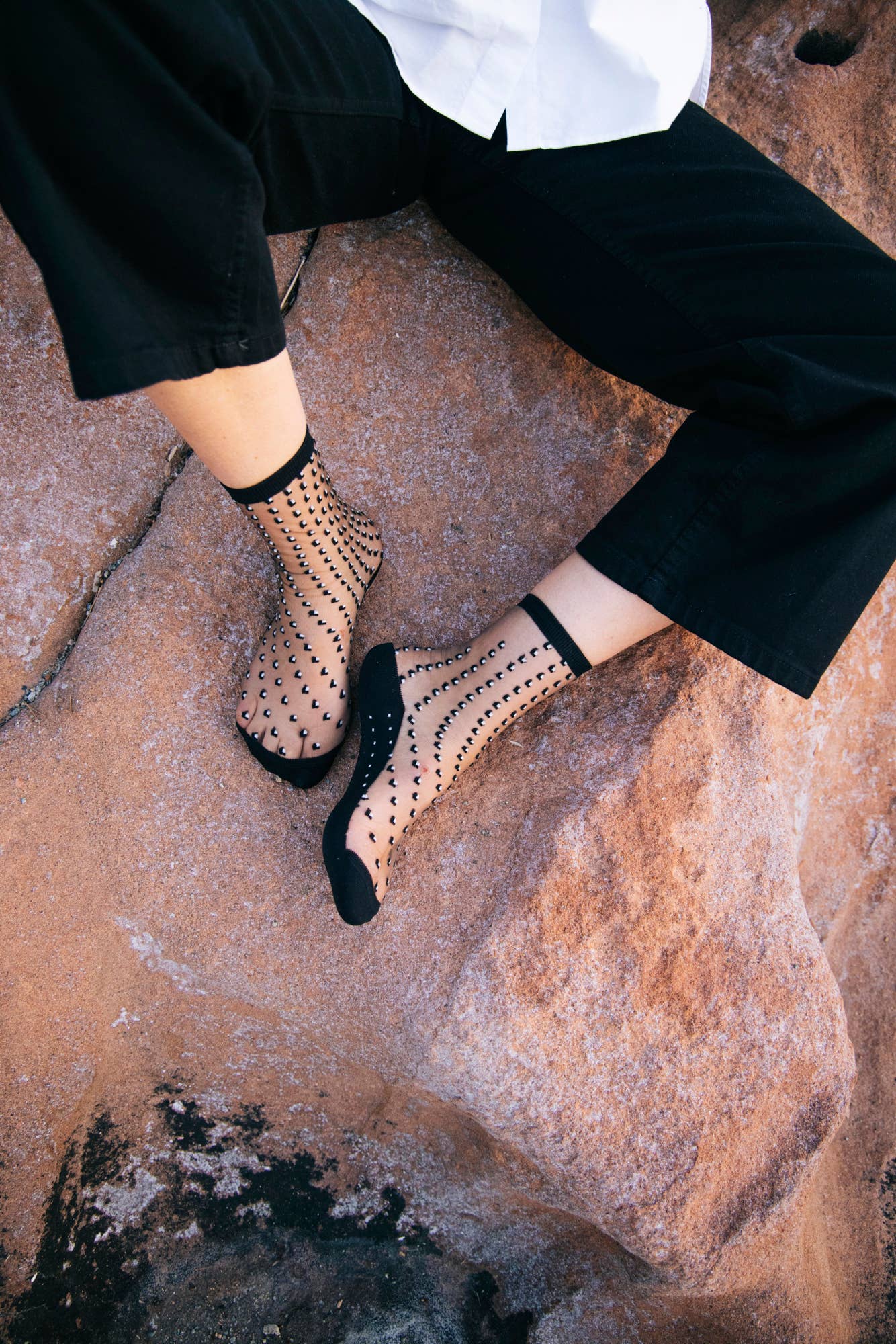 Atelier St Eustache – wholesale Strumpor - Dam – CRESCENT DUNES BLACK • Tunna strumpor med prickar3