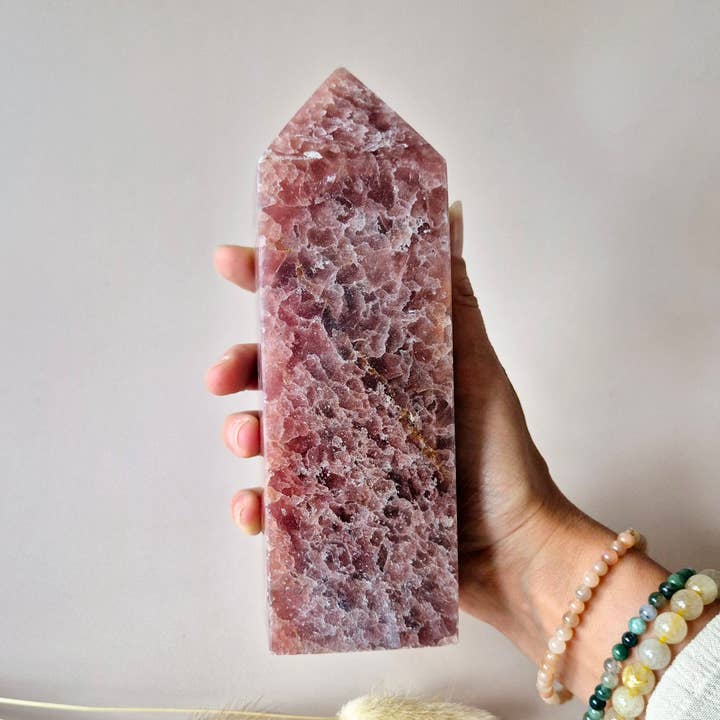 Ædelstensobelisk XXL-tårn i jordbærkvarts (1070 g) for engroshandel hos Moonlight Gemstones