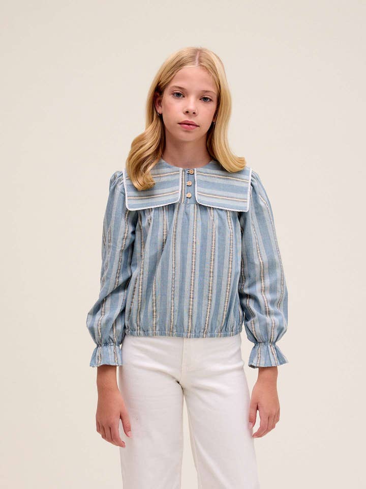 Meisjesblouse met blauwe en gouden strepen en vierkante volant. voor wholesale door Dadati