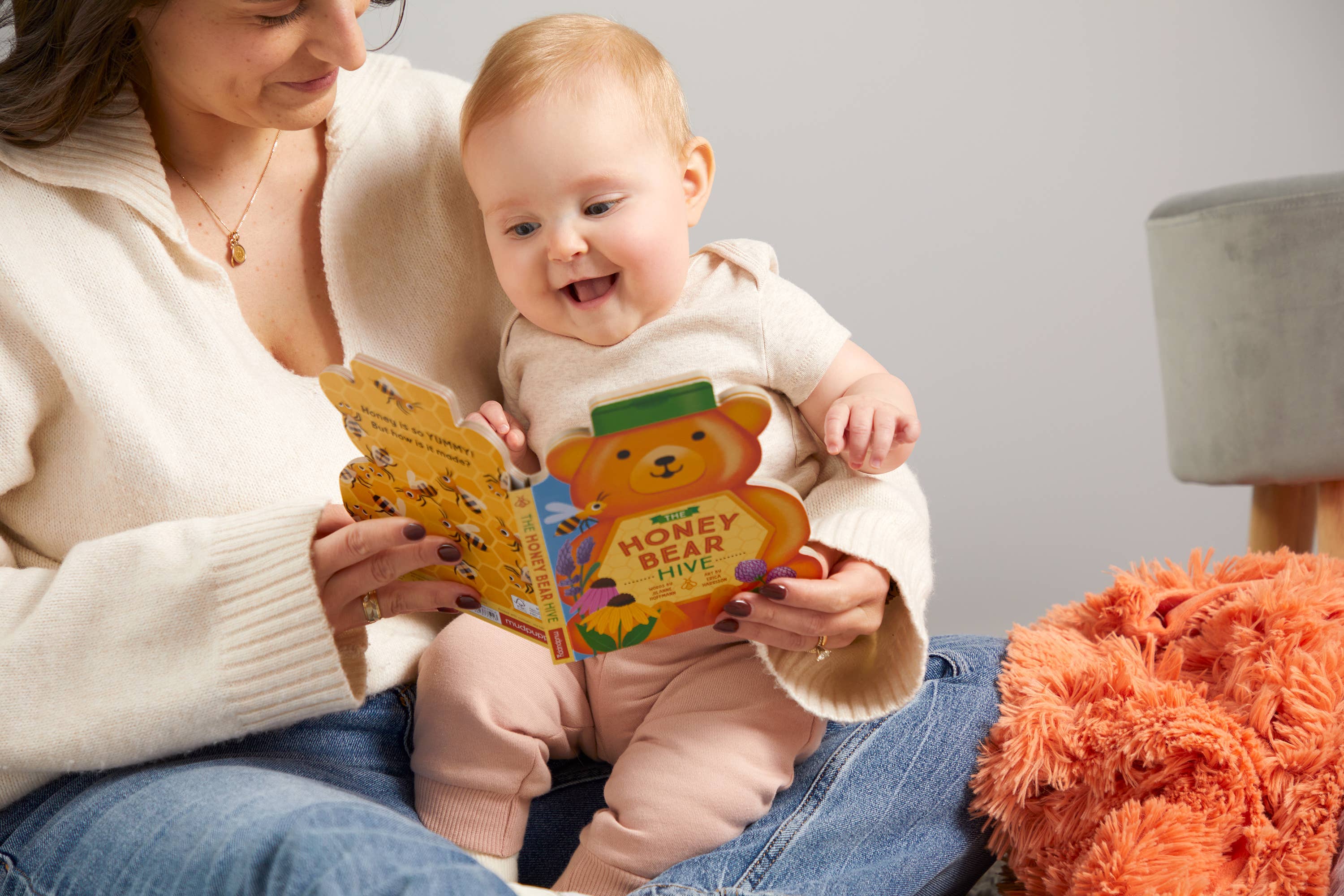 Chronicle Books - Wholesale Baby & Toddler Book (0-2) - The Honey Bear Hive Shaped Board Book2