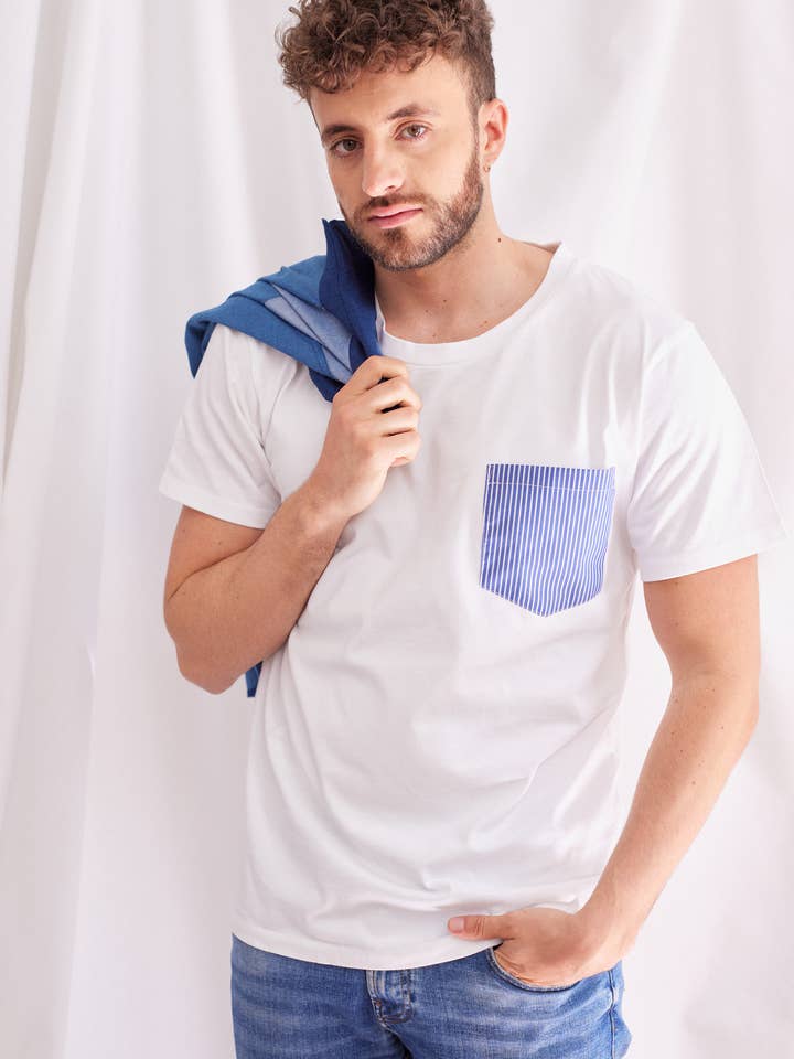 Un baiser français s'il vous plaît - Wholesale T-Shirt - Men's - Striped pocket T-shirt1