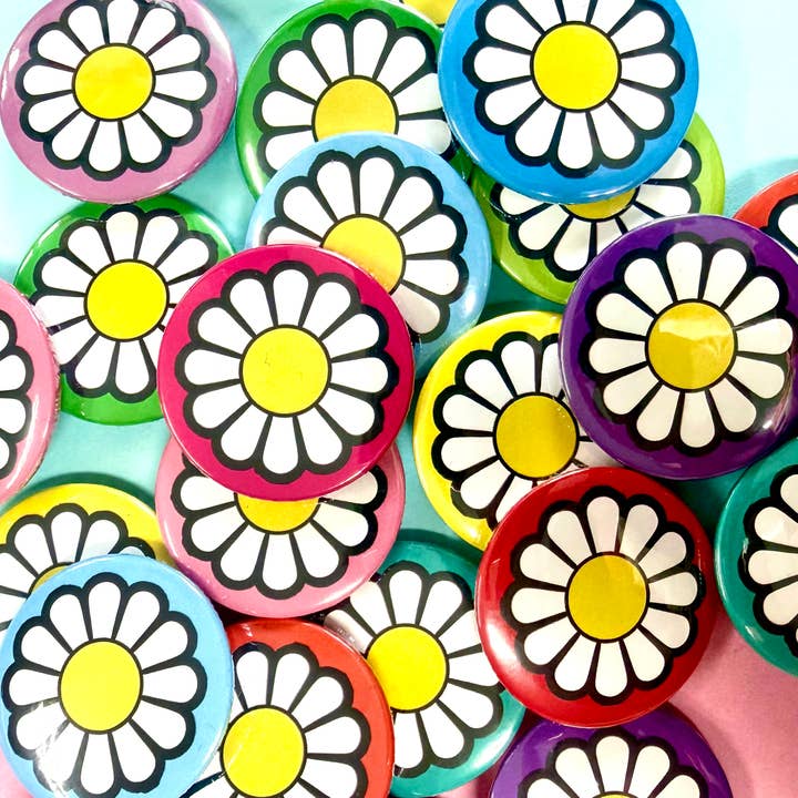 Assortiment schattige madeliefjes-badges voor wholesale door Bite Your Granny